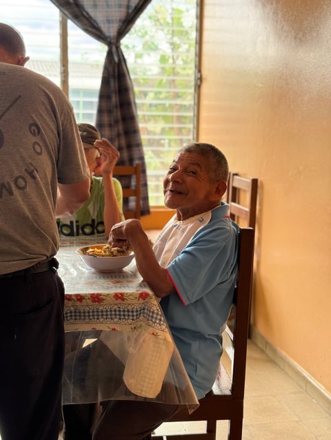 Residente compartiendo una comida