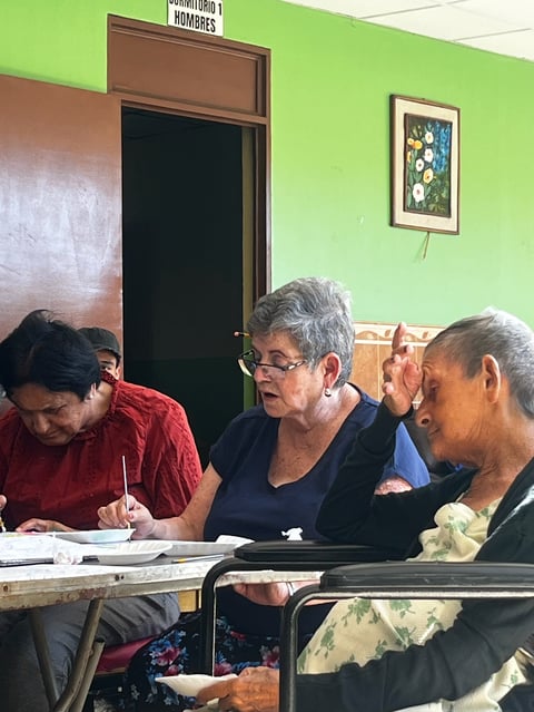 Voluntarias trabajando documentos